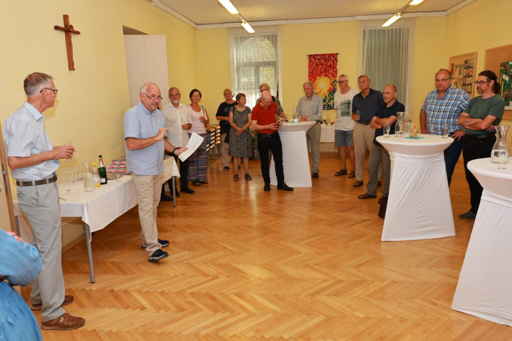 Markus Baier begrüßt die Gäste der Buchpräsentation "Kirchgänge".