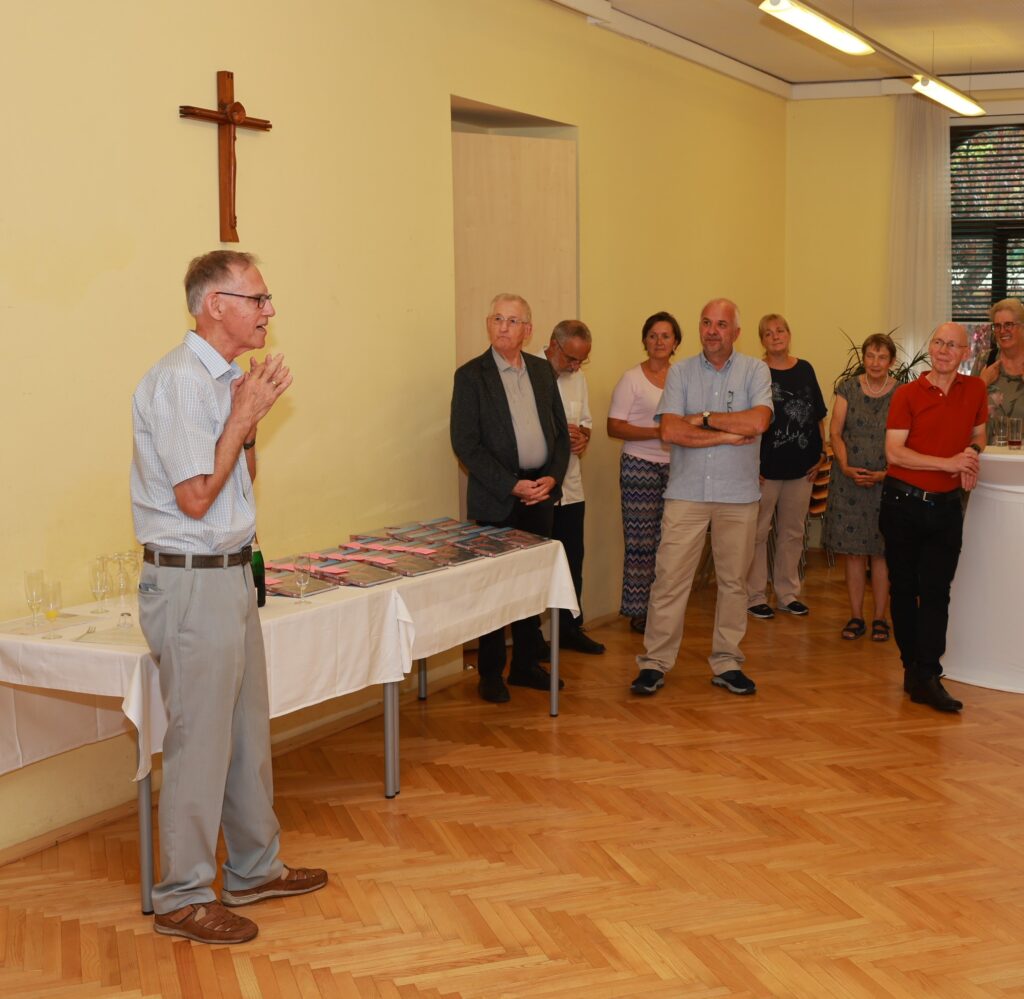 Stefan Malfèr spricht bei der Buchpräsentation "Kirchgänge".